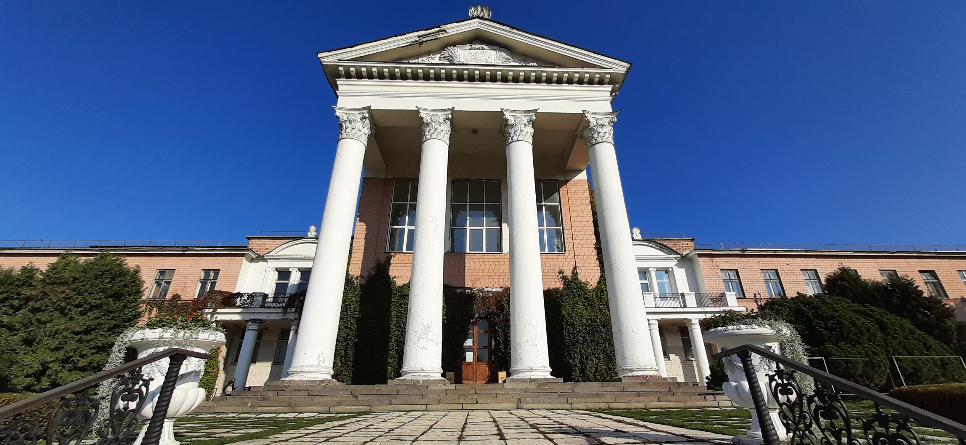 Moscow Botanical Garden laboratory building and pond 01.jpg
